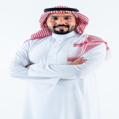 تبسيط عملية التمويل: صورة لمستشار مالي يشرح تفاصيل القروض والتمويل لأحد الزوار في معرض كاش